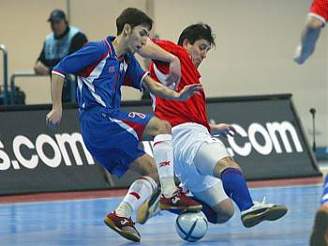 Futsal, esko - Rusko: Rajnoch (vpravo) a Chmadijev