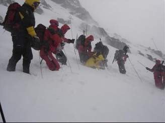 Záchranái v Tyrolsku pátrají po zasypaných lyaích. Ilustraní foto.