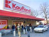Platbu kartou zákazníkm nabízí vtina obchodních etzc, Kaufland byl dosud výjimkou. Ilustraní foto
