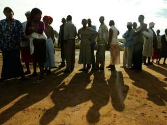 Fronta ped volební místností v Zimbabwe