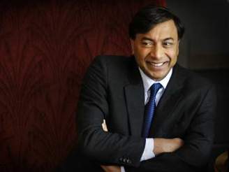 Indický magnát Lakshmi Mittal loni na Ostravsku vydlal 11,9 miliardy korun hrubého.