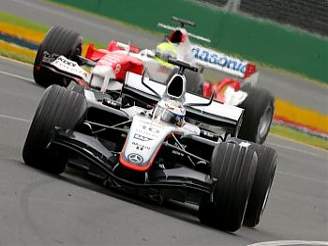 Montoya s McLarenem na trati