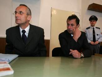 idi Milan Jakl (vpravo) sedí ped kutnohorským soudem za to, e pedloni srazil ve Zrui nad Sázavou dva koláky. Jeden z nich zemel. (29. bezna 2005)