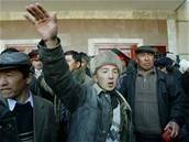 Opoziní demonstranti ped kyrgyzským parlamentem