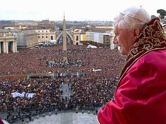 Benedikt XVI. shlíí na dav