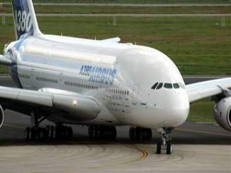 Skandá kolem zpodní superjumba A380 zasáhl i nejvyí éfy Airbusu.