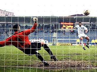 Tomá Potulka dostává gól z penalty