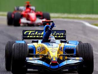 Fernando Alonso v cíli, za ním Michael Schumacher