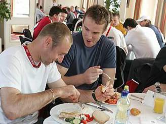 Václav Prospal a Pavel Kubina pi jídle v hotelu