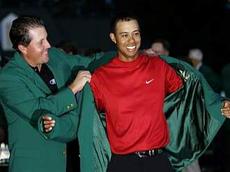 Tiger Woods v zeleném saku