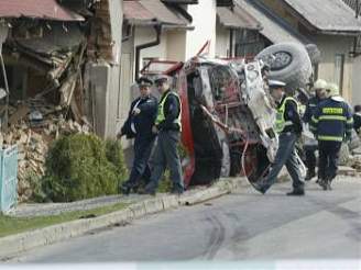 Velitel posádky zemel po pevozu do nemocnice.