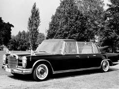 Limuznu Mercedes 600 Pullmann Landaulet dostal v roce 1965 pape Pavel VI. Ve...