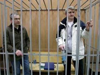 Michail Chodorkovskij (vlevo) a jeho firma skonili. éf za míemi, firma v bankrotu.