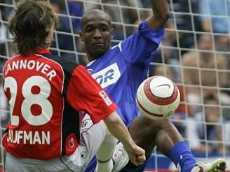 Hertha Berlín - Hannover; Rafael (vpravo) - Kaufman