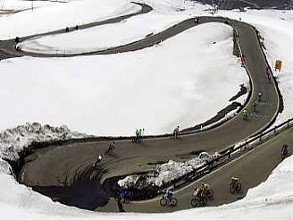 Jezdci pi jednom z uplynulých roník zdolávají Passo Stelvio ve výce 2758