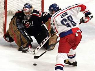 �esko - USA: Jágr (v bílém) a DiPietro