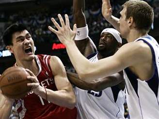 Dallas - Houston: Yao Ming útoí