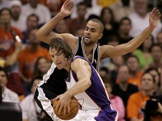 Phoenix - San Antonio: Nash obchází Parkera