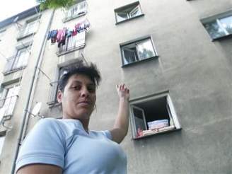 Michaela Ferková ukazuje okno z nho vypadla její dcera