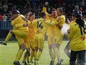 Fotbalisté Jihlavy slaví postup do první ligy.