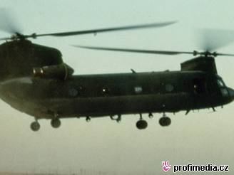 Vojenský vrtulník Chinook CH-47 se zítil s deseti vojáky na palub. Vichni zahynuli. Ilustraní foto.