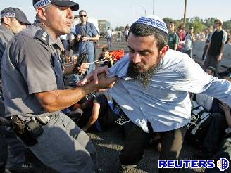 Policista zatýká idovského demonstranta