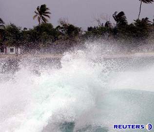 Hurikány dokáží na moři zvednout skoro 30 metrů vysoké vlny, zjistili vědci.
