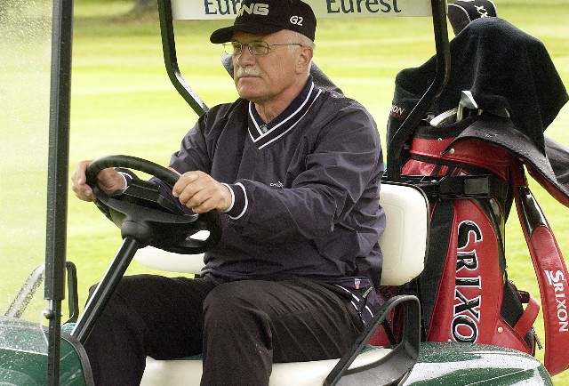 Prezident Václav Klaus na golfu v Karlových Varech.