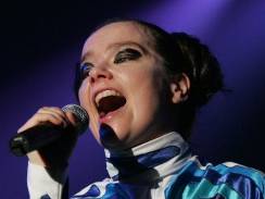 Hlavní hvzdou tokijského koncertu Live 8 byla islandská zpvaka Björk.(2....
