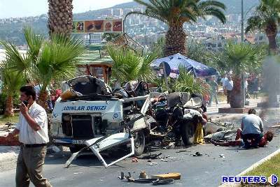 Výbuch minibusu v letovisku Kusadasi na pobeí Egejského 