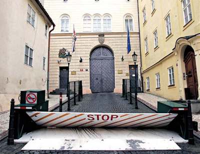Zábrana ped britskou ambasádou v Praze