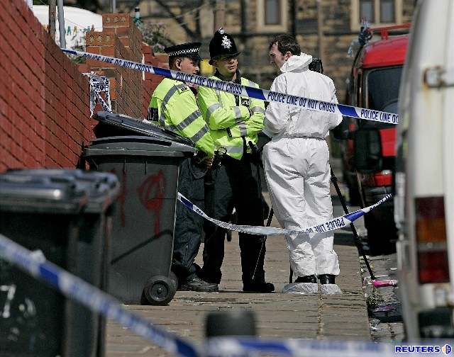 Britská policie pi razii v Leedsu