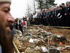 Poheb obtí masakru v Bosn