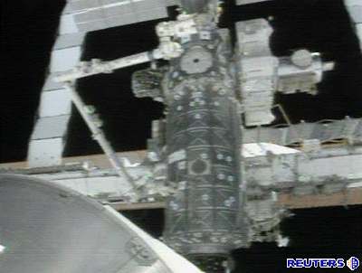Raketoplán Discovery se spojil s ISS
