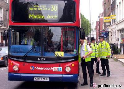 Policie prohledává jeden z londýnských autobus