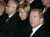 Václav Havel s chotí pi rozlouení s Pavlem Dostálem v ND