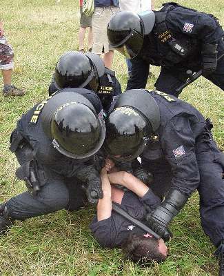 Desítky policejních zákrok na CzechTeku 2005 vyvolaly pochybnosti o jejich oprávnnosti.