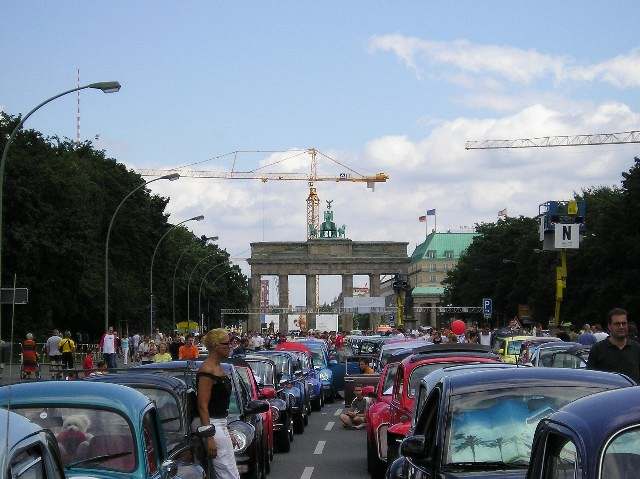 Majitelé voz VW Brouk chtli v Berlín pekonat svtový rekord