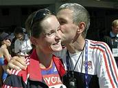 Barbora Dibelková pijímá gratulaci od trenéra 