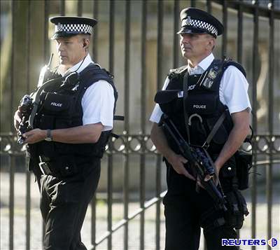 Ozbrojení policisté procházejí Londýnem