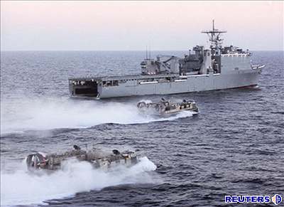 Americká flotila u pístavu v Akab