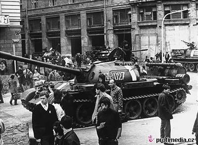 Tank v praských ulicích v srpnu 1968.