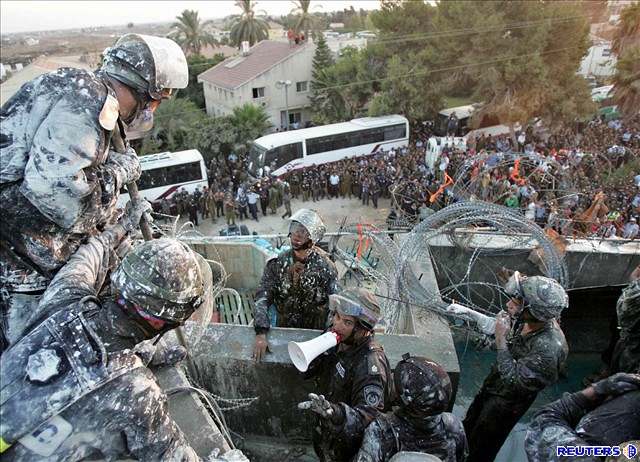 Vojáci evakuují osadu Gadid