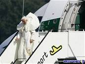 Pape vystupuje z letadla v Kolín nad Rýnem