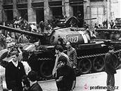 Ruský tank v praských ulicích v srpnu 1968
