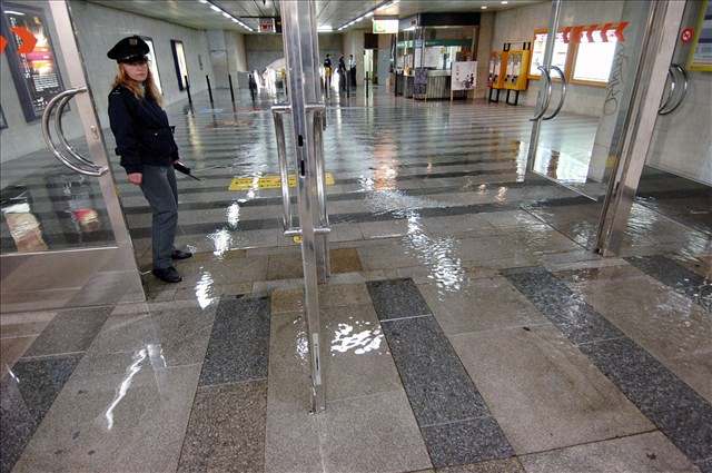 Voda zaplavila vestibul metra na Mstku
