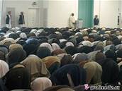 Muslimové se modlí v meit