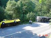 Nehoda kamionu a autobusu u Velkých Petrovic