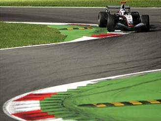 Kimi Raikkonen s vozem McLaren pi tréninku