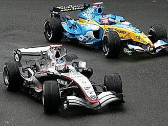 Kimi Räikkönen s McLarenem a Fernando Alonso s Renaultem